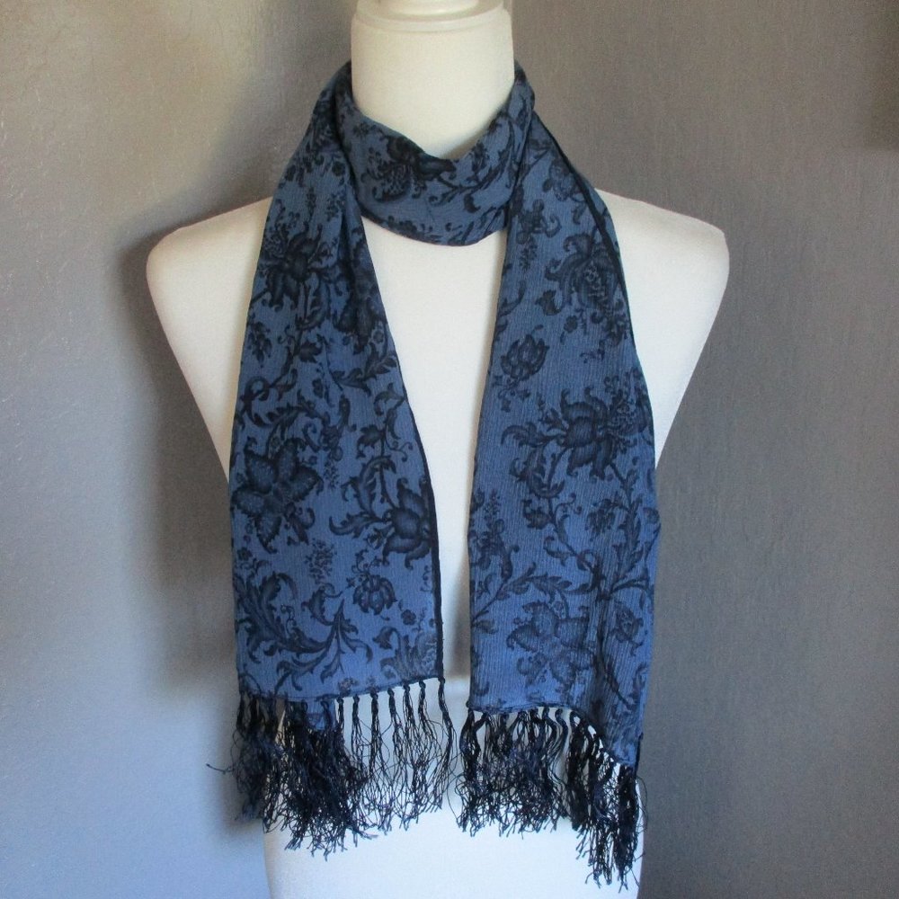 **2/12$** Fringed blue oblong scarf